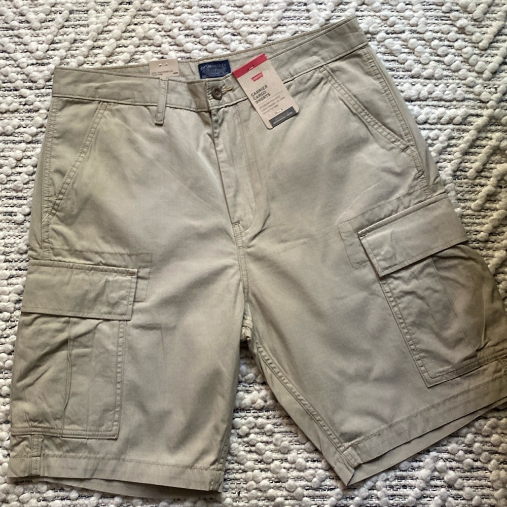 NWT - Men’s Levi tan cargo shorts.